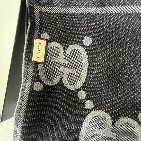 GUCCI SCARF - Picture 6 of 6